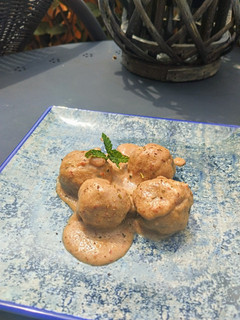 Una foto de Albóndigas de calabacín al horno con salsa de almendras