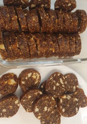 ખજુર અંજીર ડ્રાય ફ્રૂટ રોલ (Khajur Anjeer Dry Fruit Roll Recipe In Gujarati) રેસીપી મુખ્ય ફોટો