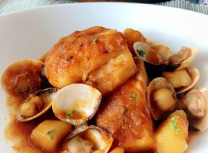 Foto principal de Bacalao en salsa con almejas y sepia al eneldo