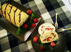 Hình của món Bánh cuộn dâu tây.