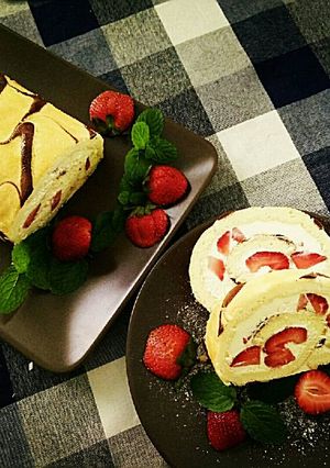 Hình của món Bánh cuộn dâu tây.