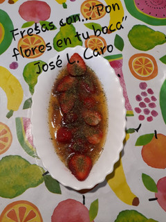 Una foto de Fresas con dulce de pétalos de amapola.. "Pon flores en tu boca"