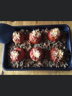 Une photo de Tomates farcies chair à saucisse sur lit de trio de quinoa en gratin