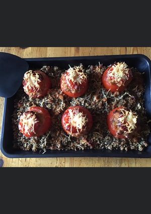 Une photo de Tomates farcies chair à saucisse sur lit de trio de quinoa en gratin