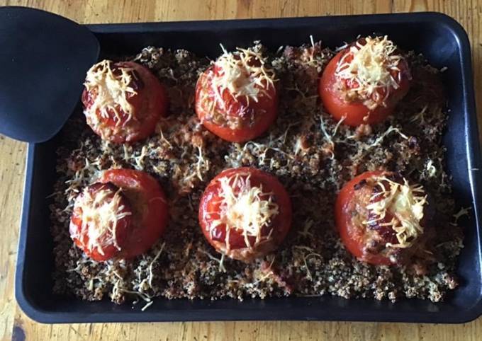 Tomates farcies chair à saucisse sur lit de trio de quinoa en gratin