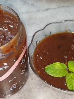 A picture of Imli ki khati meethi chutney (tamarind sauce).