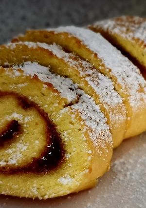 Piskótatekercs sárgabarack dzsemmel recept fotója