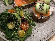 Una foto de ensalada de kale