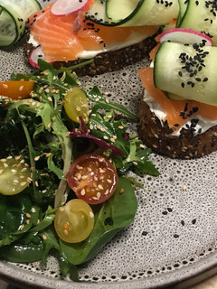 Una foto de Tostas de salmón ahumado con ensalada al sésamo y vinagreta cítrica