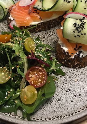 Una foto de Tostas de salmón ahumado con ensalada al sésamo y vinagreta cítrica