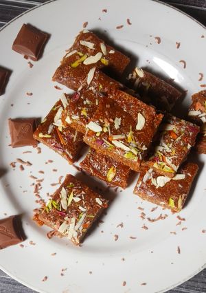 रवा चॉकलेट बर्फी (rava chocolate barfi recipe in marathi) रेसिपी चे मुख्य फोटो 