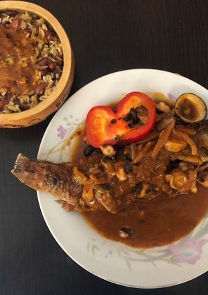 Una foto de Cabrilla en salsa aparihuelada con tacu tacu de frejoles rojos