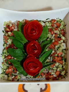 عکسی از دستور سالاد شیرازی با نعنا و ریحان تازه🍃🍃