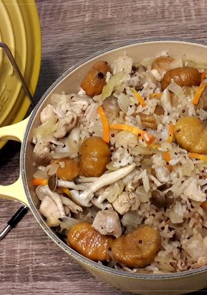 鑄鐵鍋之 栗子雞丁野菇飯 娜娜媽 的食譜成品照片