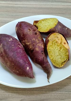 Hình của món Yaki Imo - Khoai lang nướng.