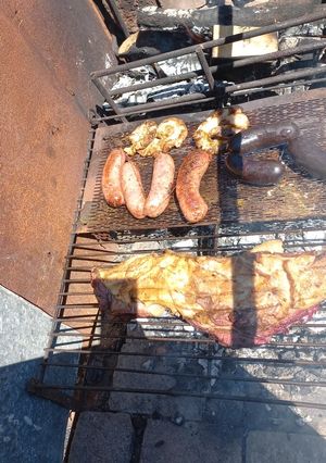 Una foto de Asadito de vacío con chinchu, morcilla rellena de queso y chori
