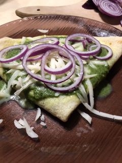 Spenótos sajtos palacsinta lilahagymával recept fotója