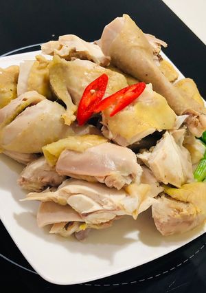 Hình của món Gà hấp hành.