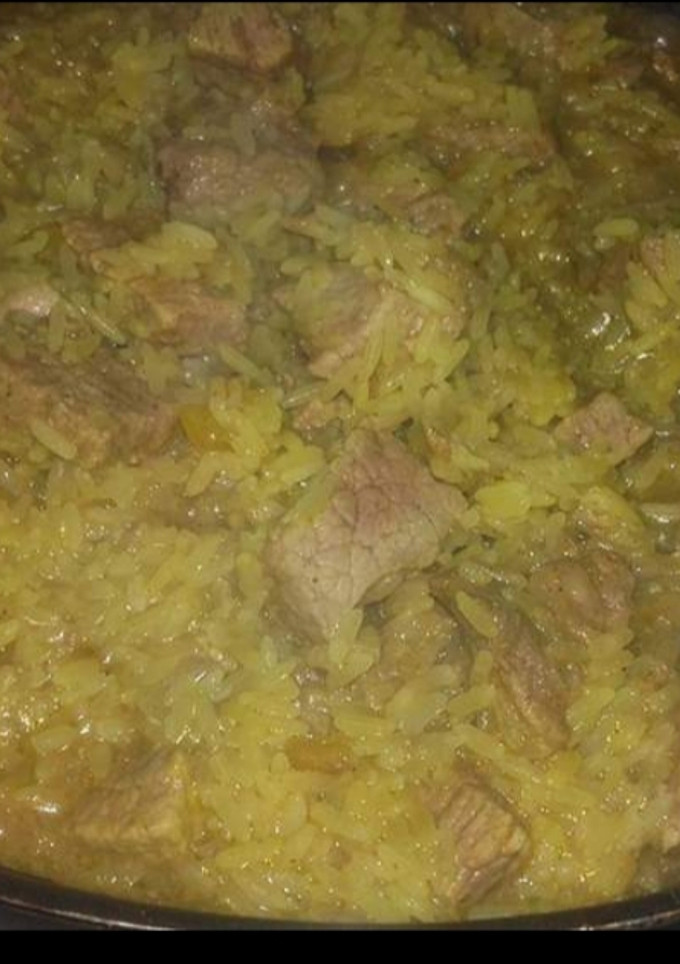 Una foto de Arroz Con Cúrcuma Y Carne