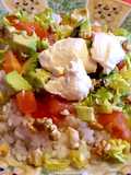 Ensalada de arroz de primavera con aguacate