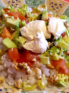 Una foto de Ensalada de arroz de primavera con aguacate