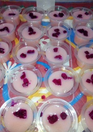 Foto resep Puding sus stobery dengan toping buah naga.