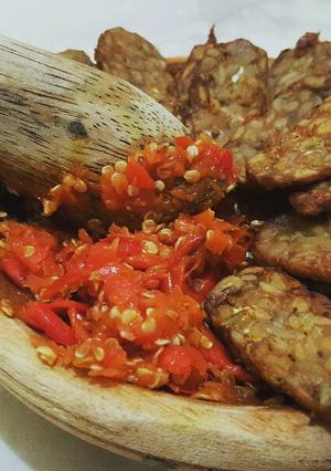 Foto resep Tempe Kriuk Bodo Sambel Bawang Mentah Pedas Gurih Nagih!
