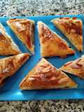 Pastelitos de hojaldre con azúcar o Eritritol y un poco de canela y pasas a tu gusto