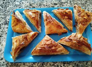 Foto principal de Pastelitos de hojaldre con azúcar o Eritritol y un poco de canela y pasas a tu gusto