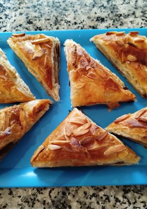 Foto principal de Pastelitos de hojaldre con azúcar o Eritritol y un poco de canela y pasas a tu gusto