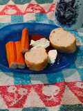 Palitos de surimi con queso de untar y tomate