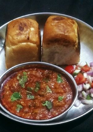 પાવ ભાજી (Pav Bhaji Recipe In Gujarati) રેસીપી મુખ્ય ફોટો