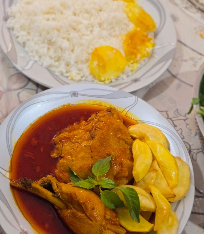 عکسی از دستور خورش مرغ با سیب‌زمینی و برنج زعفرانی