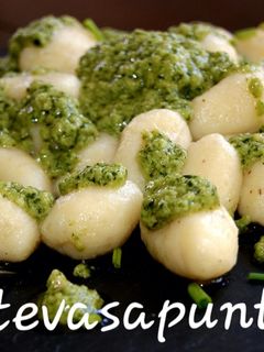 Una foto de Ñoquis con salsa pesto