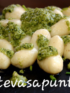 Una foto de Ñoquis con salsa pesto