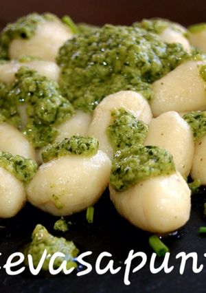 Una foto de Ñoquis con salsa pesto