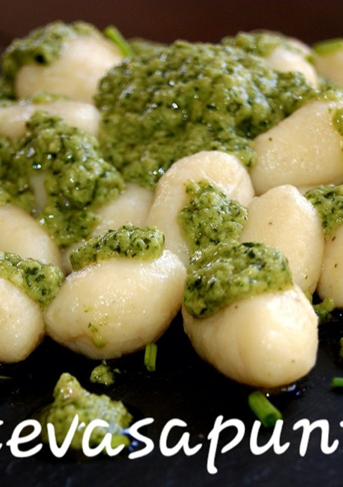Una foto de Ñoquis con salsa pesto