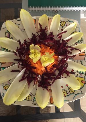 Una foto de Ensalada de endivias, remolacha y zanahorias