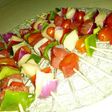 Brochettes de pollo, carne y verdura