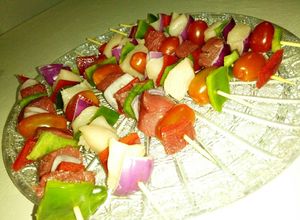 Una foto de Brochettes de pollo, carne y verdura