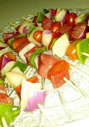Una foto de Brochettes de pollo, carne y verdura