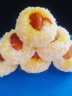 કોકોનટ મલાઈ લાડુ (Coconut Malai Ladoo Recipe In Gujarati) રેસીપી મુખ્ય ફોટો