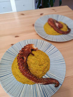 Una foto de Pulpo con puré de verduras (todo en Airfryer)