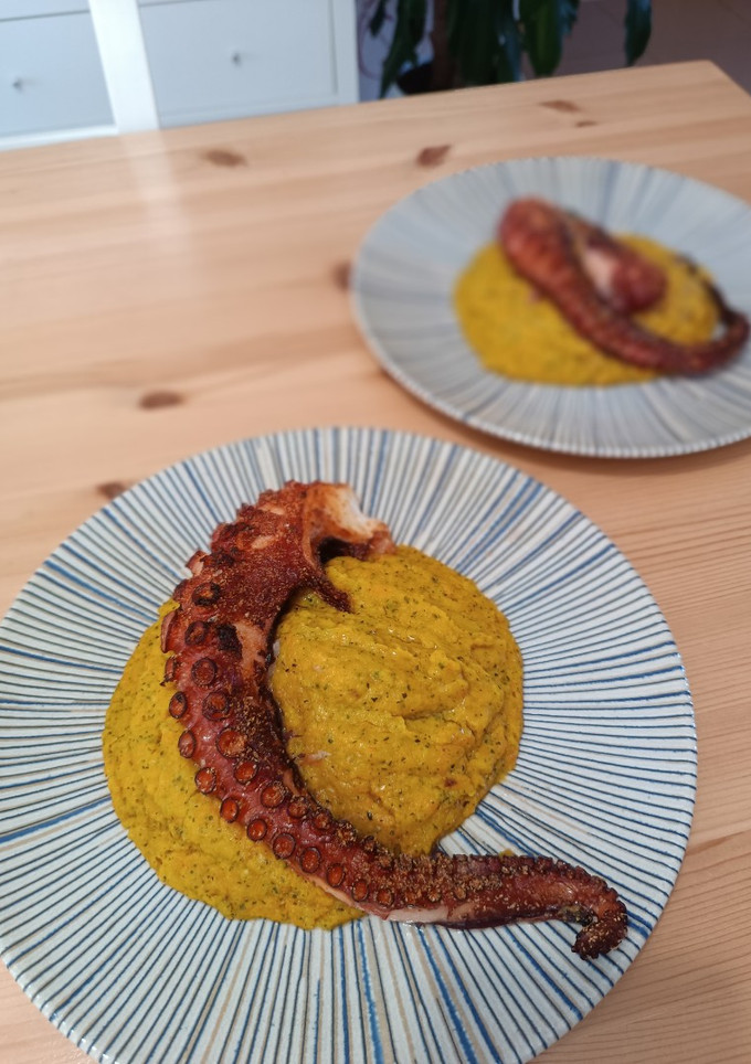 Una foto de Pulpo con puré de verduras (todo en Airfryer)
