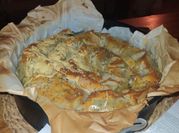Una foto de masa filo y queso feta