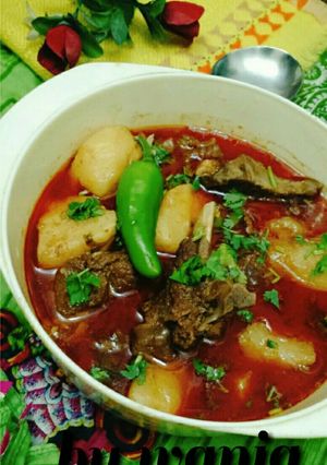 A picture of Aloo gosht.