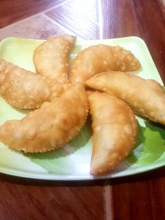 गुजिया (Gujiya recipe in Hindi) रेसिपी मुख्य फोटो
