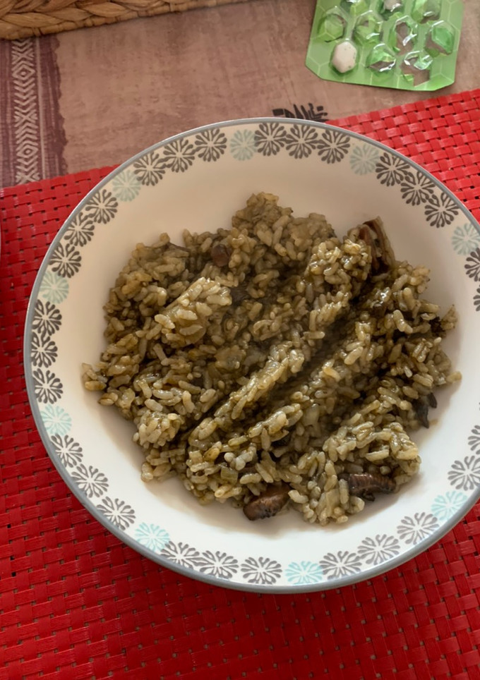 Una foto de Arroz con calamares en su tinta de lata