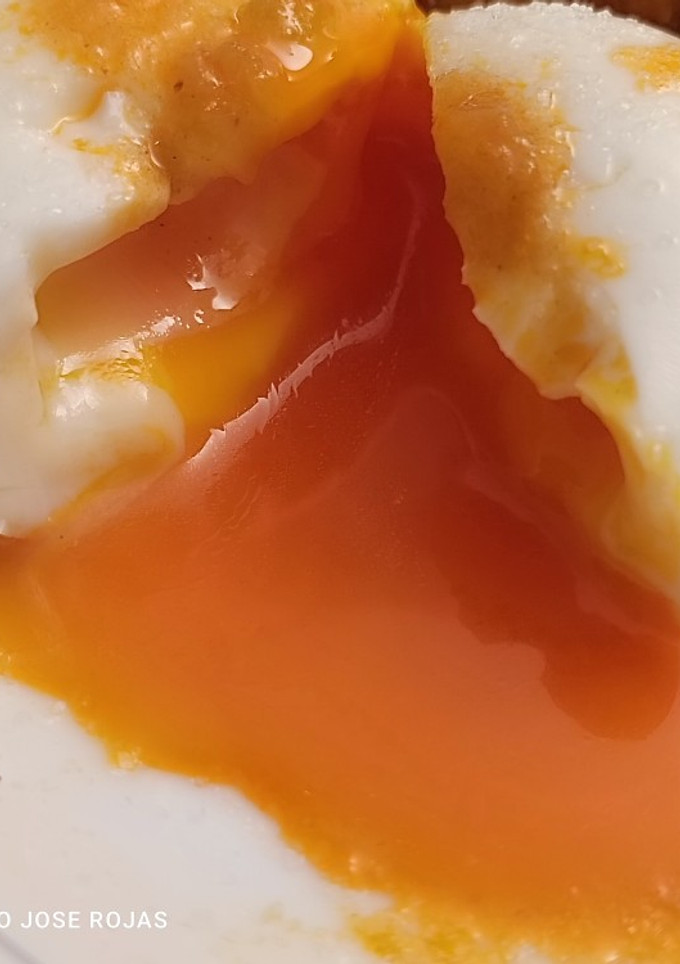 Una foto de Col con patatas, huevo Mollet y refrito de ajos