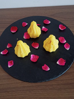 કેસર માવા મોદક (Kesar Mava Modak Recipe In Gujarati) રેસીપી મુખ્ય ફોટો